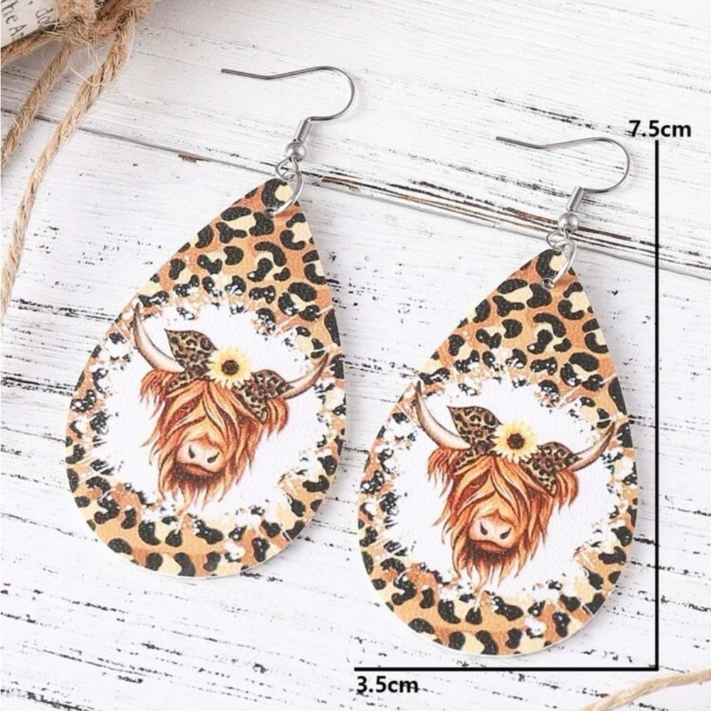 Boho festival wood earrings Highland Cow & Leopard teardrop shape design - Picture 3 of 6